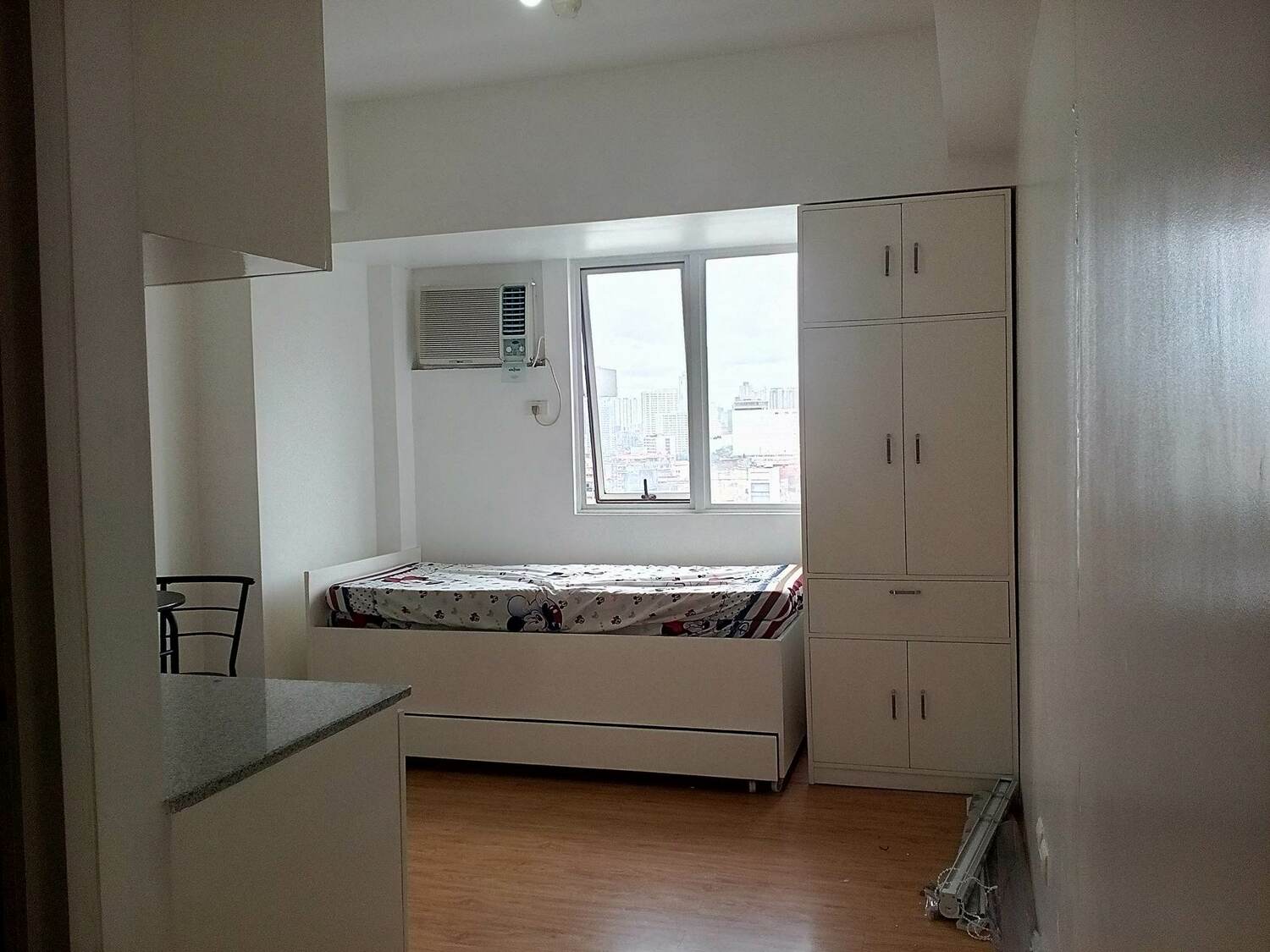 <span style="font-weight: bold;">Semi-Furnished studio unit good for two(2) only&nbsp;</span><br>