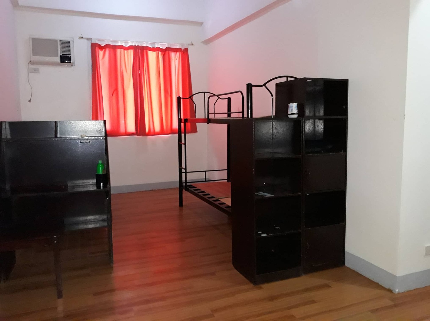 <span style="font-weight: bold;">Spacious Semi-Furnished L-Shaped Studio Unit</span><br>